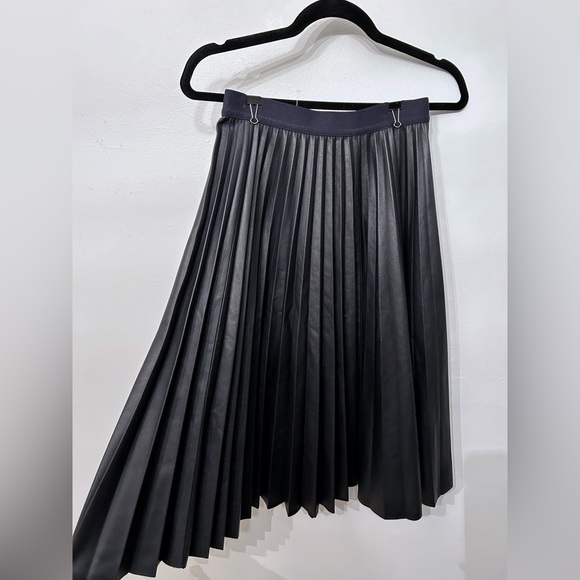 Theory Black Midi Pleated Skirt - Picture 1 of 3